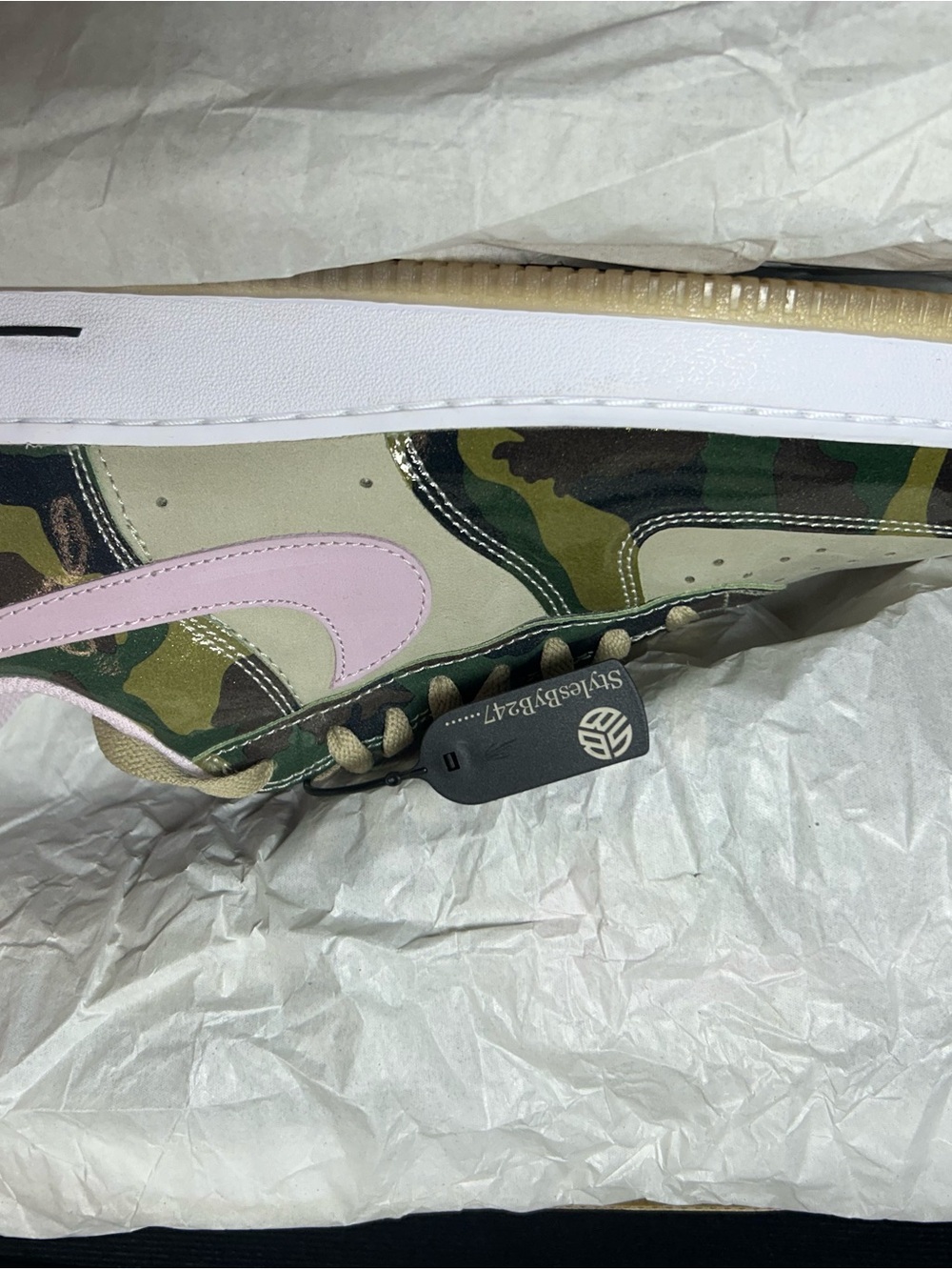 Men's Camouflage Low-Top Sneakers with Pink Accent